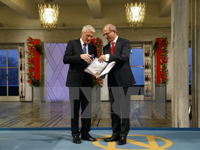 Ông Thorbjoern Jagland (trái) trao giải thưởng cho Tổng Giám đốc OPCW Ahmet Uzumcu trong lễ trao giải ngày 10/12/2013.